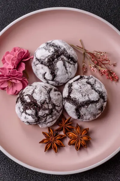 Pudra şekeri serpiştirilmiş çikolatalı buruşuk kurabiyeler, ev yapımı pişirme. Kakao aromalı buruşuk kurabiyeler