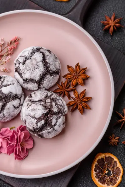 Pudra şekeri serpiştirilmiş çikolatalı buruşuk kurabiyeler, ev yapımı pişirme. Kakao aromalı buruşuk kurabiyeler