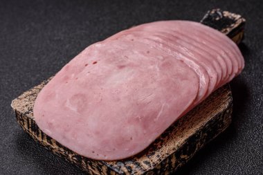 Sandviç için dilimlenmiş jambon, et veya domuz sosisi. Pişmiş prosciutto, jambon tabaklar için bir malzeme.