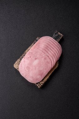 Sandviç için dilimlenmiş jambon, et veya domuz sosisi. Pişmiş prosciutto, jambon tabaklar için bir malzeme.