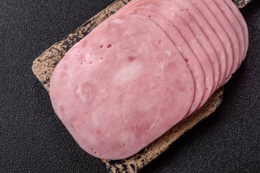 Sandviç için dilimlenmiş jambon, et veya domuz sosisi. Pişmiş prosciutto, jambon tabaklar için bir malzeme.
