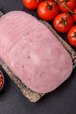 Sandviç için dilimlenmiş jambon, et veya domuz sosisi. Pişmiş prosciutto, jambon tabaklar için bir malzeme.