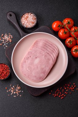 Sandviç için dilimlenmiş jambon, et veya domuz sosisi. Pişmiş prosciutto, jambon tabaklar için bir malzeme.