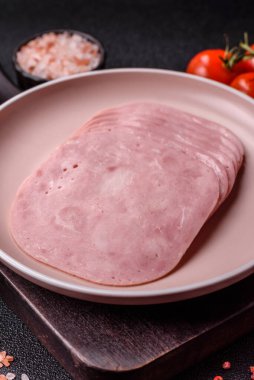 Sandviç için dilimlenmiş jambon, et veya domuz sosisi. Pişmiş prosciutto, jambon tabaklar için bir malzeme.