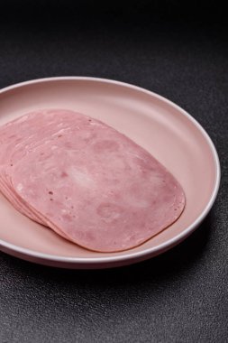 Sandviç için dilimlenmiş jambon, et veya domuz sosisi. Pişmiş prosciutto, jambon tabaklar için bir malzeme.