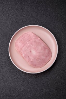 Sandviç için dilimlenmiş jambon, et veya domuz sosisi. Pişmiş prosciutto, jambon tabaklar için bir malzeme.