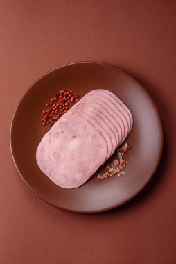 Sandviç için dilimlenmiş jambon, et veya domuz sosisi. Pişmiş prosciutto, jambon tabaklar için bir malzeme.