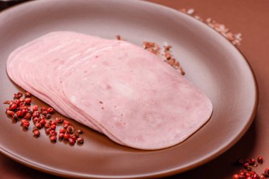 Sandviç için dilimlenmiş jambon, et veya domuz sosisi. Pişmiş prosciutto, jambon tabaklar için bir malzeme.