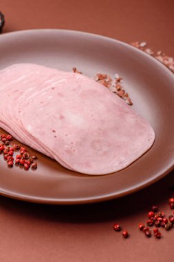 Sandviç için dilimlenmiş jambon, et veya domuz sosisi. Pişmiş prosciutto, jambon tabaklar için bir malzeme.