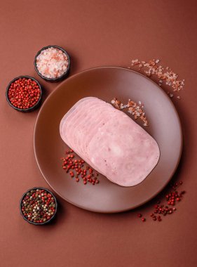 Sandviç için dilimlenmiş jambon, et veya domuz sosisi. Pişmiş prosciutto, jambon tabaklar için bir malzeme.