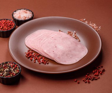 Sandviç için dilimlenmiş jambon, et veya domuz sosisi. Pişmiş prosciutto, jambon tabaklar için bir malzeme.