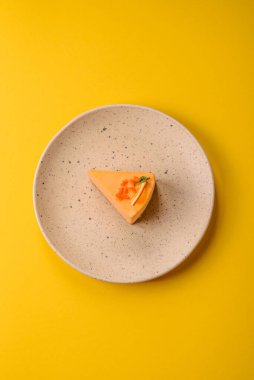 Limonlu ve çarkıfelek meyveli bir dilim sarı peynirli kek. Cheesecake, ev yapımı, doğum günü tatlıları.