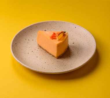 Limonlu ve çarkıfelek meyveli bir dilim sarı peynirli kek. Cheesecake, ev yapımı, doğum günü tatlıları.