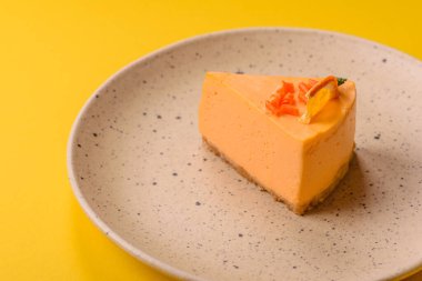 Limonlu ve çarkıfelek meyveli bir dilim sarı peynirli kek. Cheesecake, ev yapımı, doğum günü tatlıları.