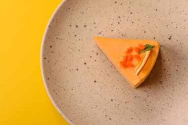 Limonlu ve çarkıfelek meyveli bir dilim sarı peynirli kek. Cheesecake, ev yapımı, doğum günü tatlıları.