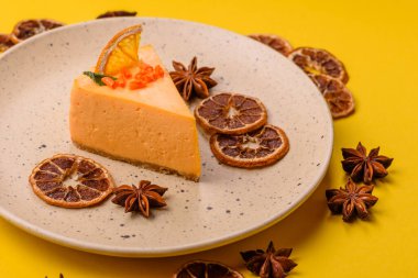 Limonlu ve çarkıfelek meyveli bir dilim sarı peynirli kek. Cheesecake, ev yapımı, doğum günü tatlıları.