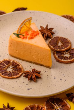 Limonlu ve çarkıfelek meyveli bir dilim sarı peynirli kek. Cheesecake, ev yapımı, doğum günü tatlıları.