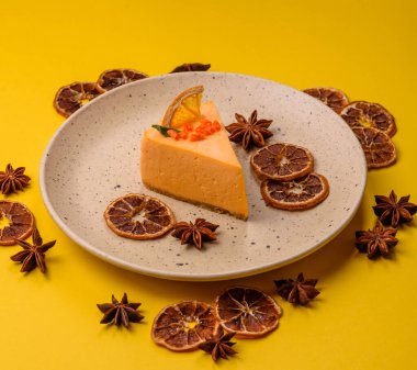 Limonlu ve çarkıfelek meyveli bir dilim sarı peynirli kek. Cheesecake, ev yapımı, doğum günü tatlıları.