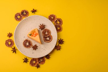 Limonlu ve çarkıfelek meyveli bir dilim sarı peynirli kek. Cheesecake, ev yapımı, doğum günü tatlıları.
