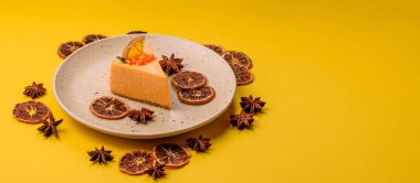 Limonlu ve çarkıfelek meyveli bir dilim sarı peynirli kek. Cheesecake, ev yapımı, doğum günü tatlıları.