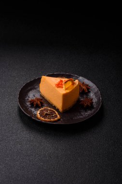 Limonlu ve çarkıfelek meyveli bir dilim sarı peynirli kek. Cheesecake, ev yapımı, doğum günü tatlıları.