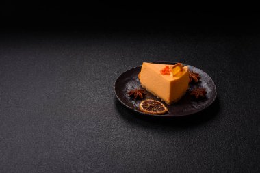 Limonlu ve çarkıfelek meyveli bir dilim sarı peynirli kek. Cheesecake, ev yapımı, doğum günü tatlıları.