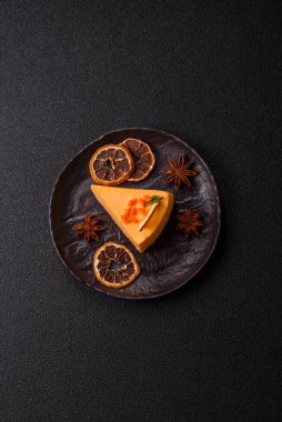 Limonlu ve çarkıfelek meyveli bir dilim sarı peynirli kek. Cheesecake, ev yapımı, doğum günü tatlıları.