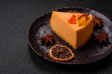 Limonlu ve çarkıfelek meyveli bir dilim sarı peynirli kek. Cheesecake, ev yapımı, doğum günü tatlıları.