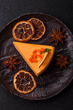 Limonlu ve çarkıfelek meyveli bir dilim sarı peynirli kek. Cheesecake, ev yapımı, doğum günü tatlıları.