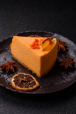 Limonlu ve çarkıfelek meyveli bir dilim sarı peynirli kek. Cheesecake, ev yapımı, doğum günü tatlıları.