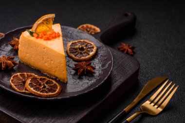Limonlu ve çarkıfelek meyveli bir dilim sarı peynirli kek. Cheesecake, ev yapımı, doğum günü tatlıları.
