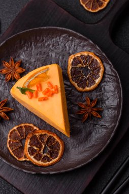 Limonlu ve çarkıfelek meyveli bir dilim sarı peynirli kek. Cheesecake, ev yapımı, doğum günü tatlıları.