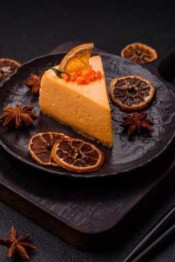 Limonlu ve çarkıfelek meyveli bir dilim sarı peynirli kek. Cheesecake, ev yapımı, doğum günü tatlıları.