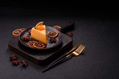 Limonlu ve çarkıfelek meyveli bir dilim sarı peynirli kek. Cheesecake, ev yapımı, doğum günü tatlıları.