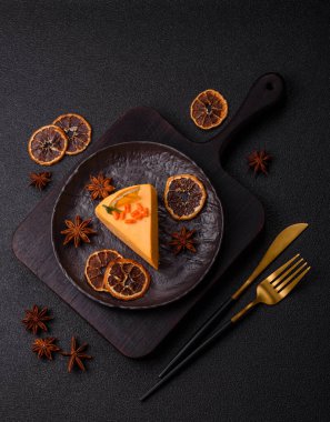 Limonlu ve çarkıfelek meyveli bir dilim sarı peynirli kek. Cheesecake, ev yapımı, doğum günü tatlıları.