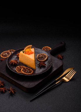 Limonlu ve çarkıfelek meyveli bir dilim sarı peynirli kek. Cheesecake, ev yapımı, doğum günü tatlıları.