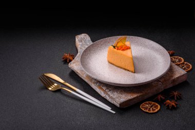 Limonlu ve çarkıfelek meyveli bir dilim sarı peynirli kek. Cheesecake, ev yapımı, doğum günü tatlıları.