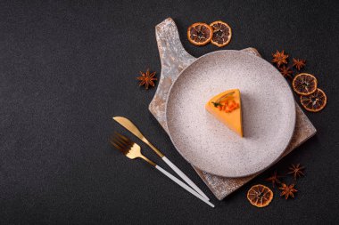 Limonlu ve çarkıfelek meyveli bir dilim sarı peynirli kek. Cheesecake, ev yapımı, doğum günü tatlıları.