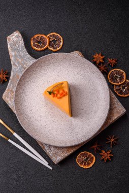 Limonlu ve çarkıfelek meyveli bir dilim sarı peynirli kek. Cheesecake, ev yapımı, doğum günü tatlıları.