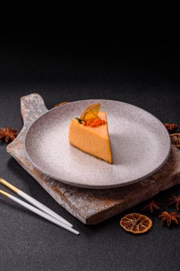 Limonlu ve çarkıfelek meyveli bir dilim sarı peynirli kek. Cheesecake, ev yapımı, doğum günü tatlıları.