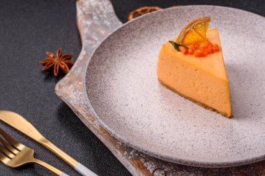 Limonlu ve çarkıfelek meyveli bir dilim sarı peynirli kek. Cheesecake, ev yapımı, doğum günü tatlıları.