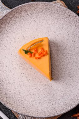 Limonlu ve çarkıfelek meyveli bir dilim sarı peynirli kek. Cheesecake, ev yapımı, doğum günü tatlıları.