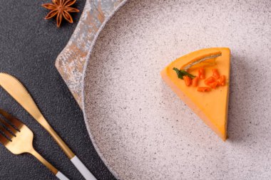 Limonlu ve çarkıfelek meyveli bir dilim sarı peynirli kek. Cheesecake, ev yapımı, doğum günü tatlıları.