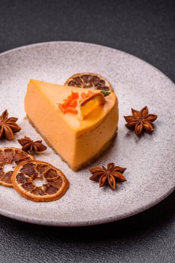 Limonlu ve çarkıfelek meyveli bir dilim sarı peynirli kek. Cheesecake, ev yapımı, doğum günü tatlıları.