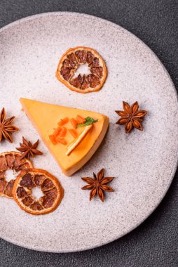 Limonlu ve çarkıfelek meyveli bir dilim sarı peynirli kek. Cheesecake, ev yapımı, doğum günü tatlıları.