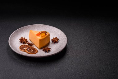 Limonlu ve çarkıfelek meyveli bir dilim sarı peynirli kek. Cheesecake, ev yapımı, doğum günü tatlıları.