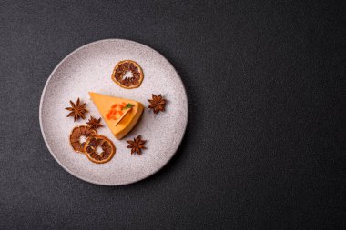 Limonlu ve çarkıfelek meyveli bir dilim sarı peynirli kek. Cheesecake, ev yapımı, doğum günü tatlıları.