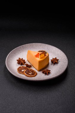 Limonlu ve çarkıfelek meyveli bir dilim sarı peynirli kek. Cheesecake, ev yapımı, doğum günü tatlıları.