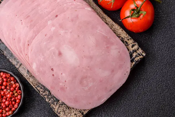 Sandviç için dilimlenmiş jambon, et veya domuz sosisi. Pişmiş prosciutto, jambon tabaklar için bir malzeme.