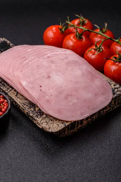 Sandviç için dilimlenmiş jambon, et veya domuz sosisi. Pişmiş prosciutto, jambon tabaklar için bir malzeme.